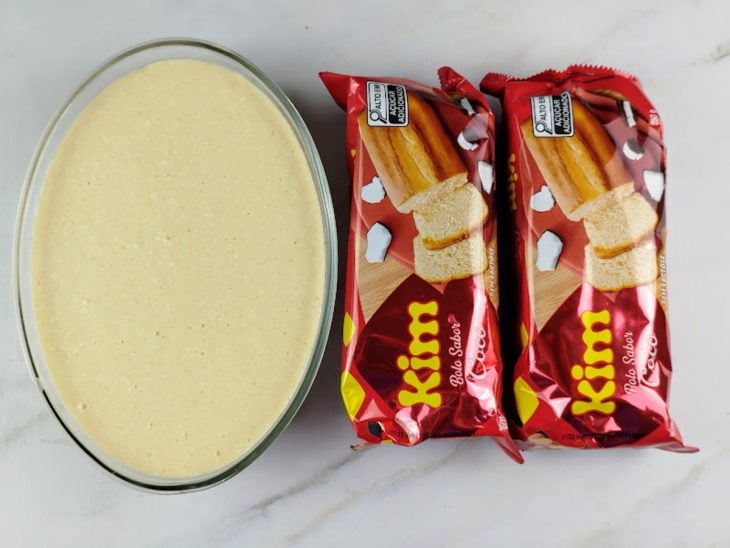 Uma travessa com o bolo e o creme branco.