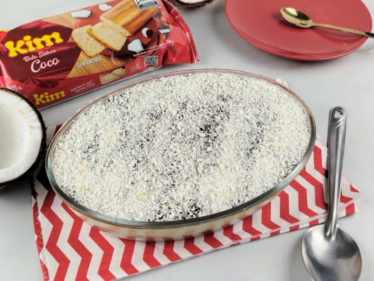 Bombom de coco de travessa com bolo pronto para consumo.