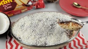 Bombom de coco de travessa com bolo