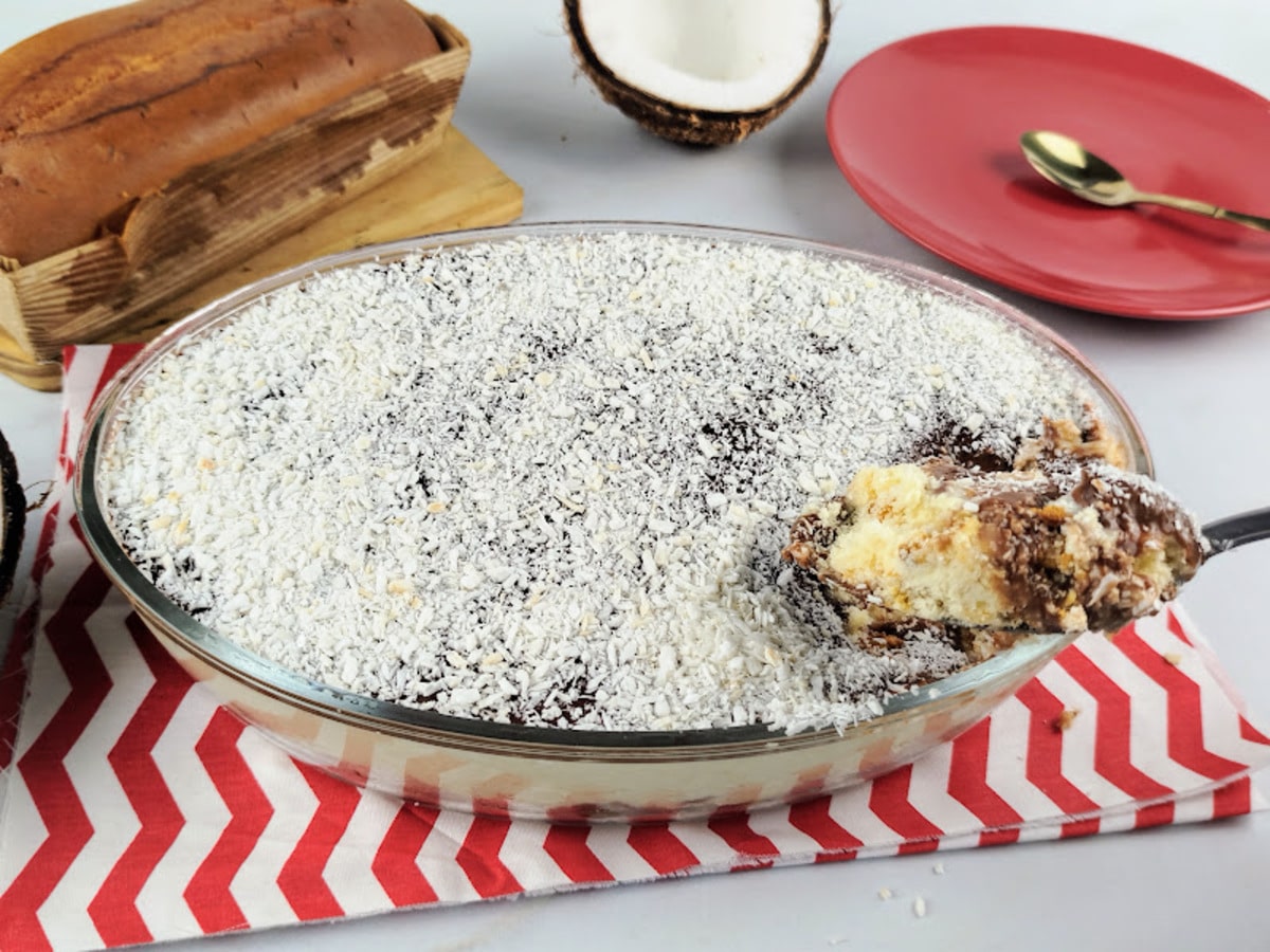 Bombom de coco de travessa com bolo