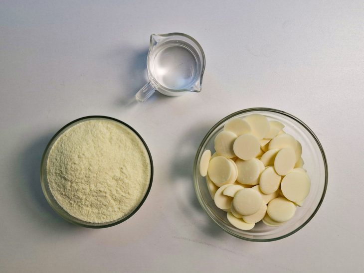 Ingredientes organizados sobre a bancada para iniciar o preparo.