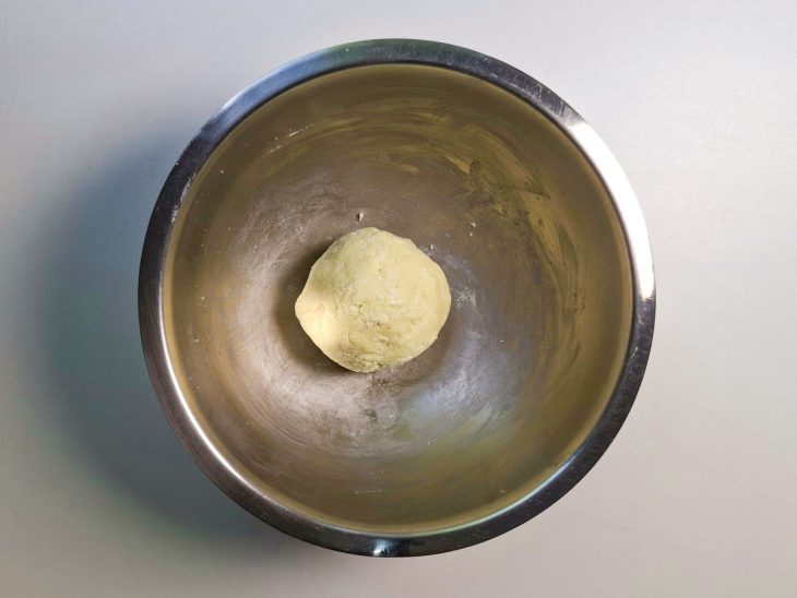 Leite em pó misturado com água até formar uma massa uniforme.