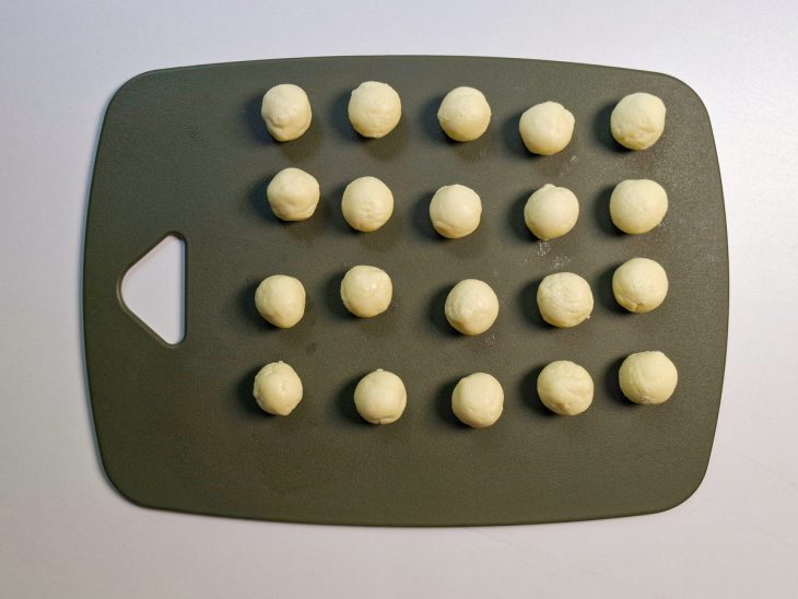 Massa de leite em pó modelada em pequenas porções.