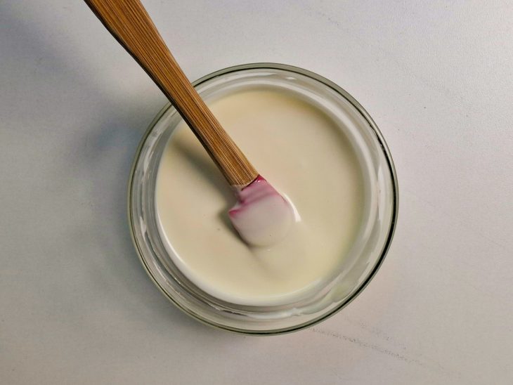 Chocolate branco zero açúcar derretido em banho-maria ou micro-ondas.