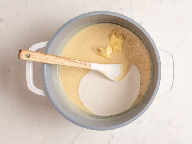 Panela com leite condensado, leite em pó, creme de leite e manteiga.
