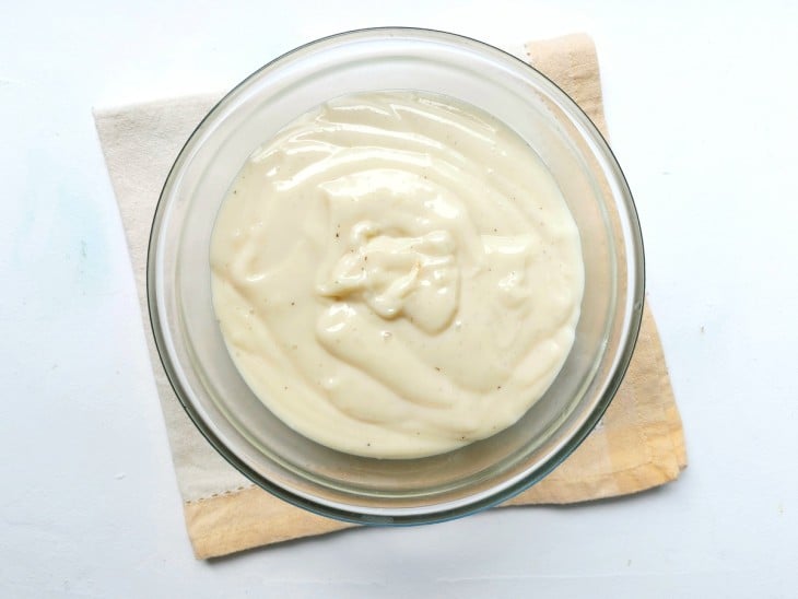 Um recipiente com creme branco.