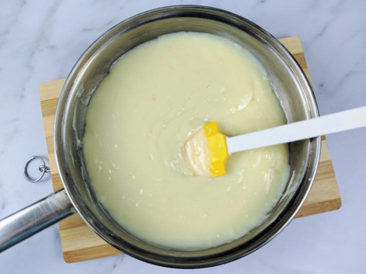 Uma panela com o creme de leite Ninho no ponto.