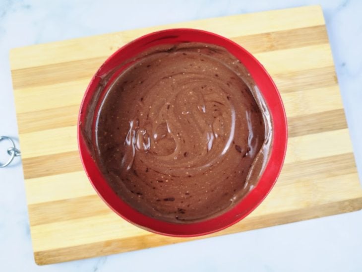 Uma tigela com ganache.