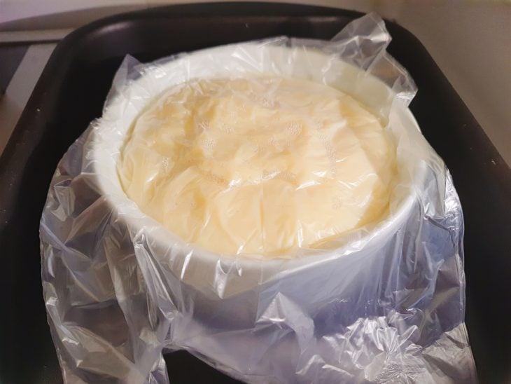 Creme coberto por plástico filme.