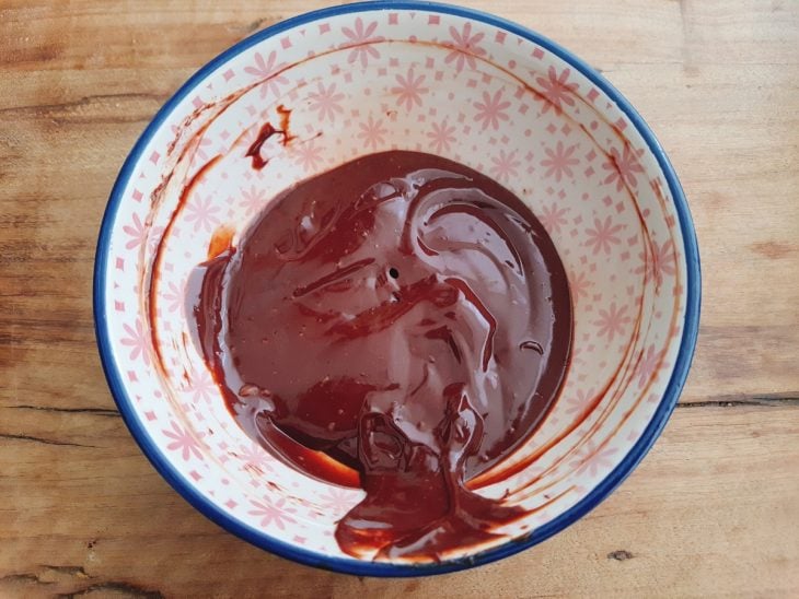 Ganache preparada em um recipiente redondo.
