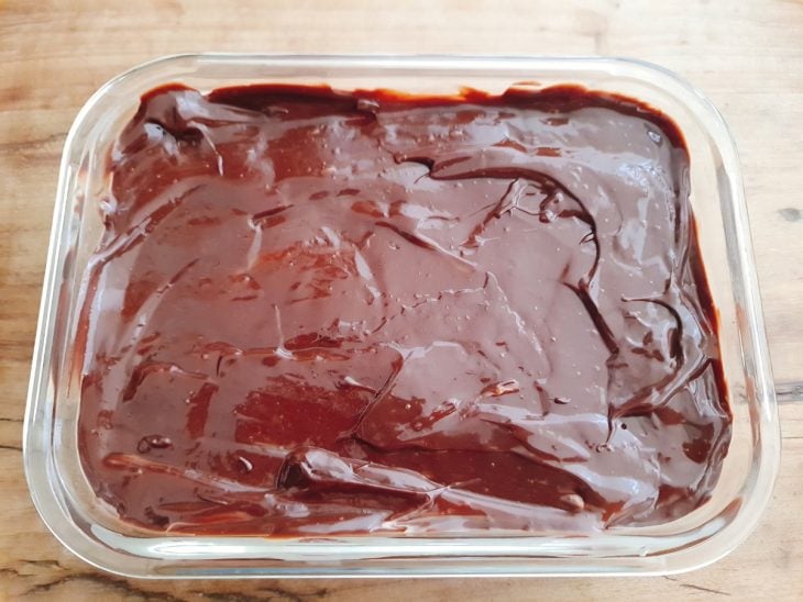 Ganache despejada no recipiente de vidro.