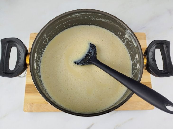 Ingredientes para o creme misturados.