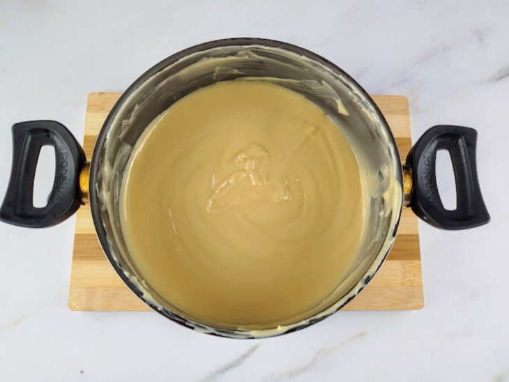 Creme no ponto em uma panela.