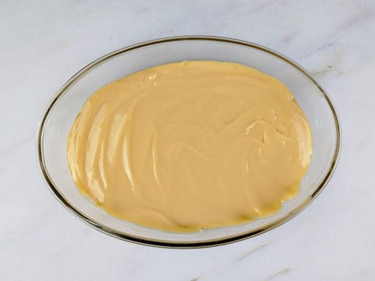 Creme transferido para uma travessa de vidro.