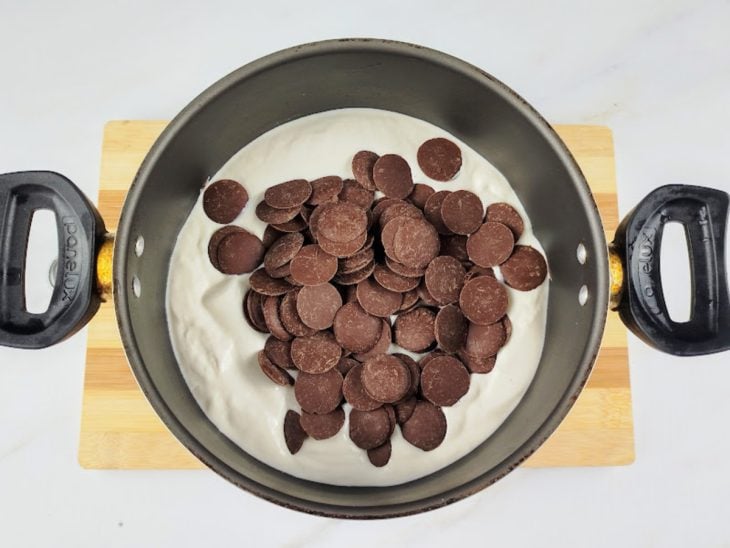 Creme de leite e chocolate na panela.