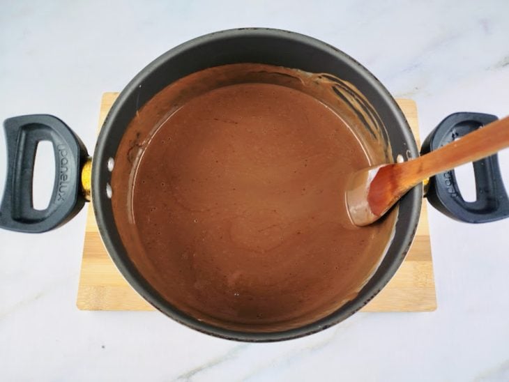 Ganache preparada na panela.