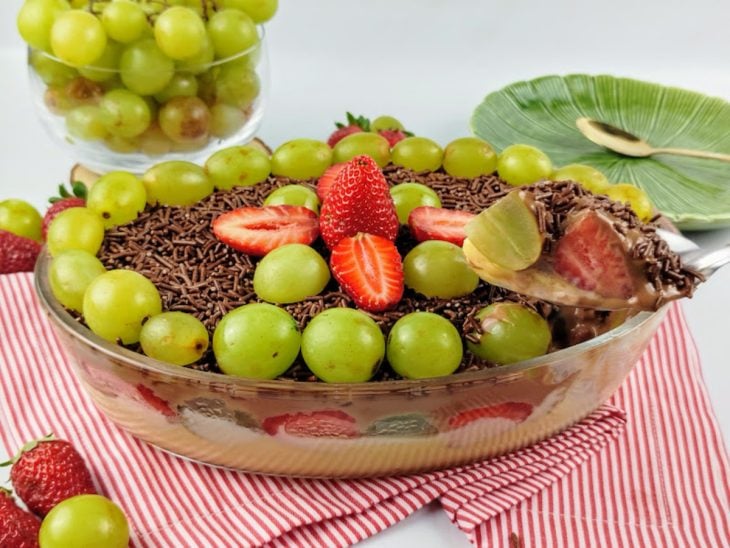 Bombom de travessa de morango e uva servido em uma travessa.