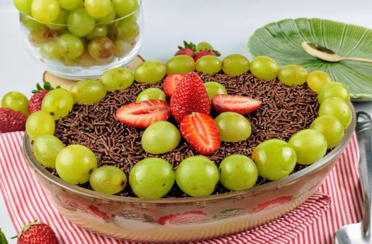 Bombom de travessa de morango e uva