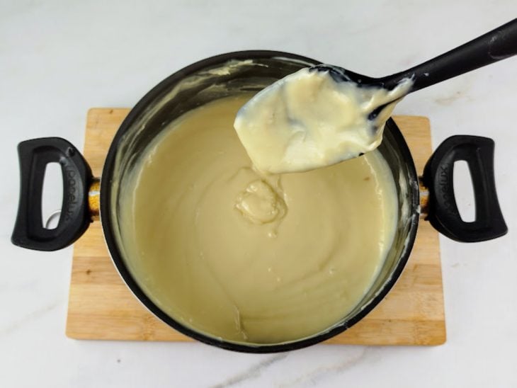Creme no ponto na panela.
