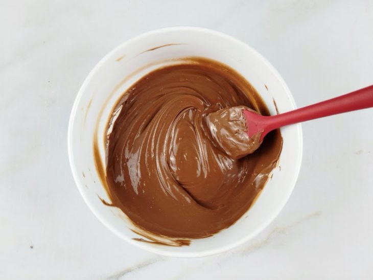 Chocolate meio amargo derretido em um recipiente.