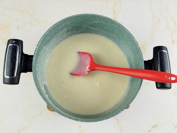 Creme homogêneo na panela.