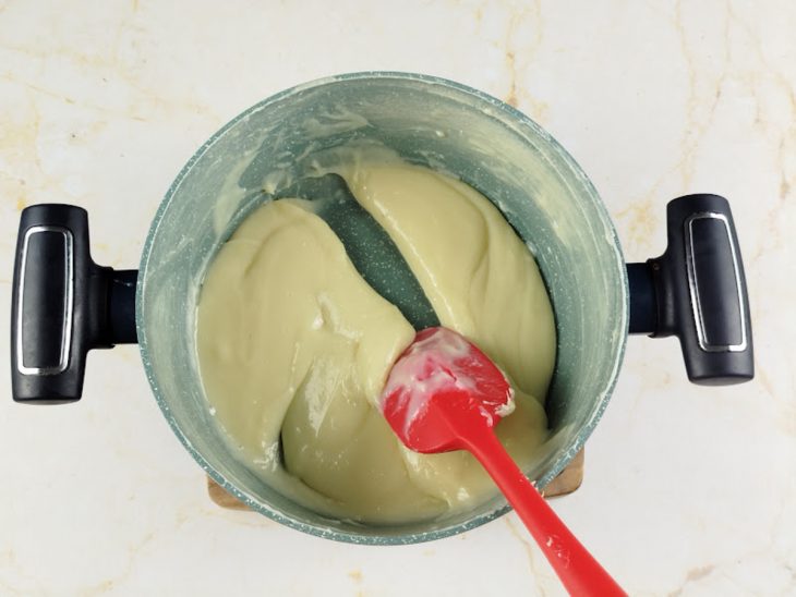 Creme no ponto na panela.