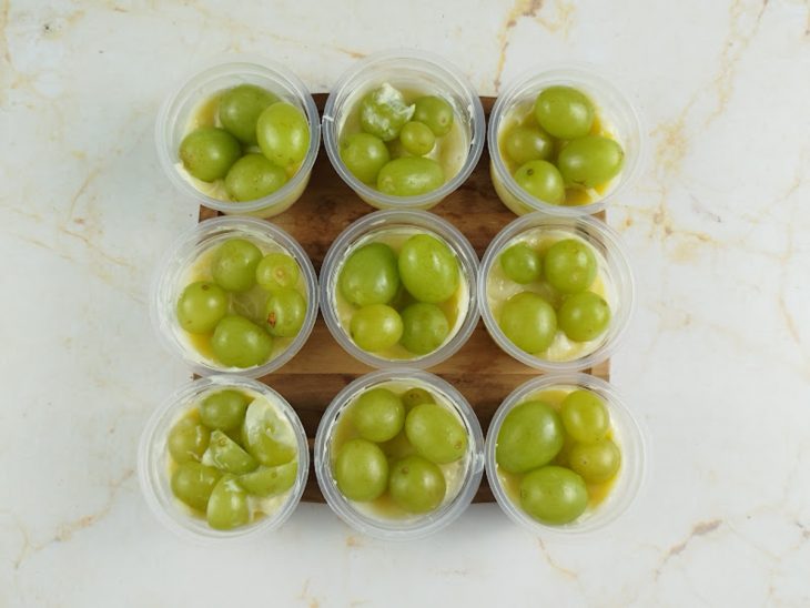Uvas afundadas no creme.