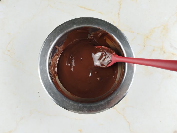 Chocolate derretido na tigela.