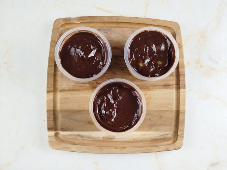 Ganache despejada nas uvas.