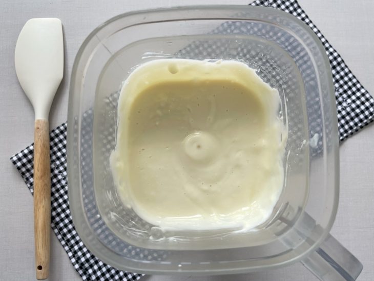 Ingredientes batidos no liquidificador.