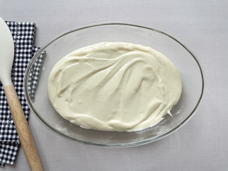Creme preparado no liquidificador despejado num refratário.