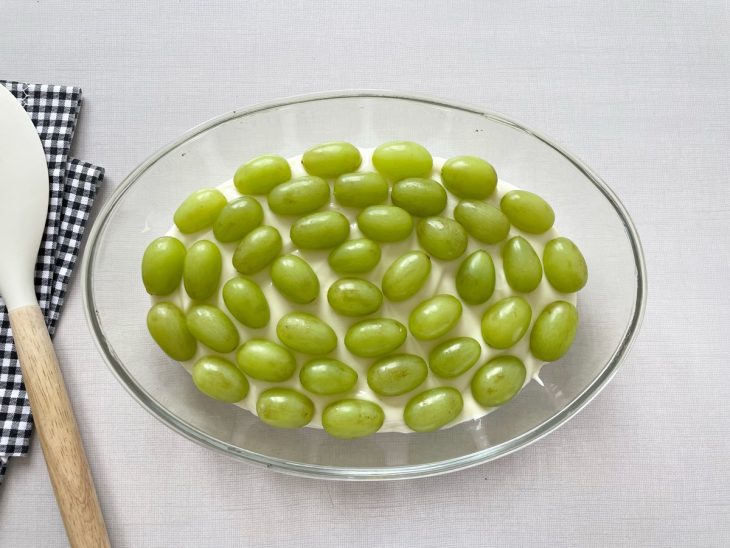 Uvas acomodadas no refratário.