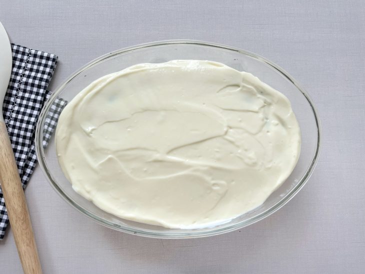 Creme despejado sobre as uvas.