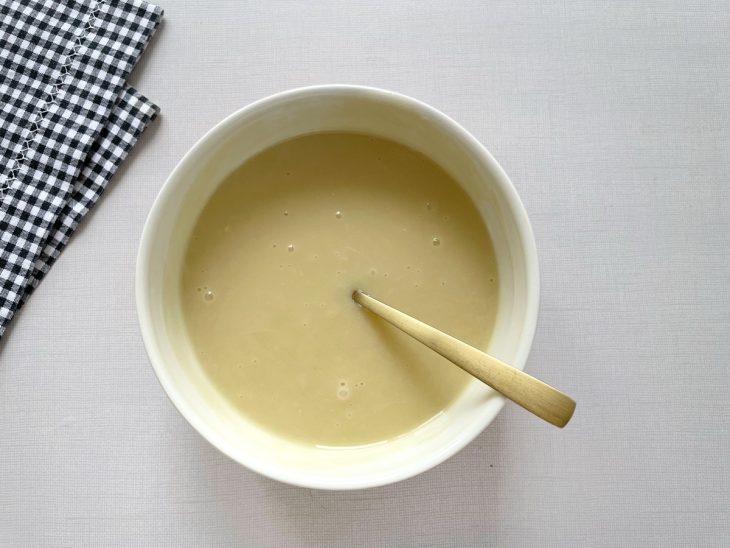 Ganache pronta num recipiente redondo.