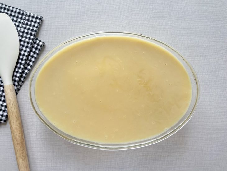 Ganache espalhado sobre a camada de creme.