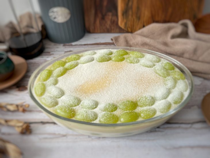 Bombom de uva na travessa pronto para consumo.