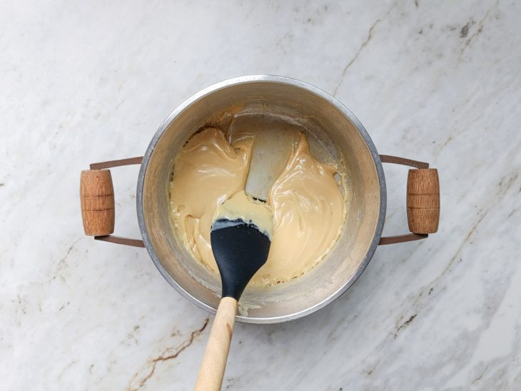 Na panela, brigadeiro branco feito.