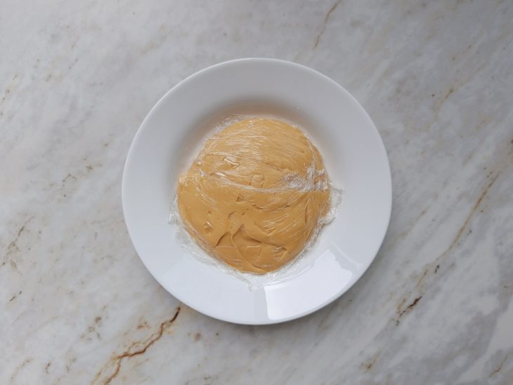 Brigadeiro num plástico filme.