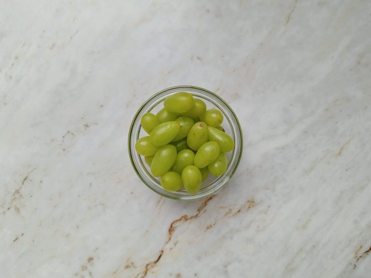 Uvas separadas em um copo.