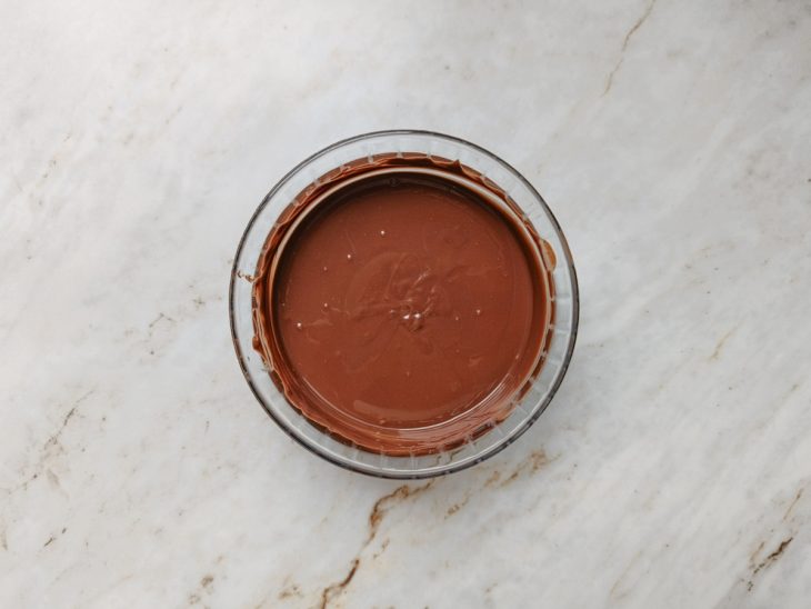 Chocolate derretido numa tigela.