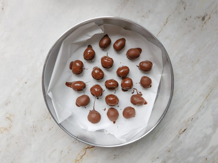 Bombons dispostos na assadeira.