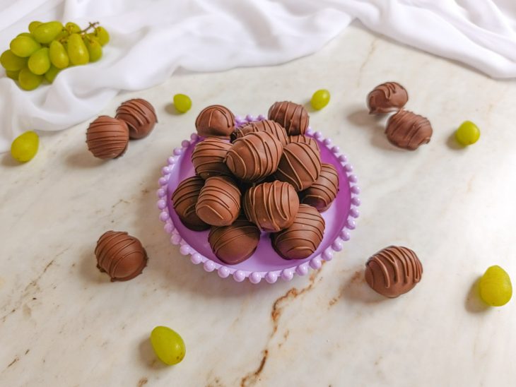 Bombons prontos, servidos em pratinho.