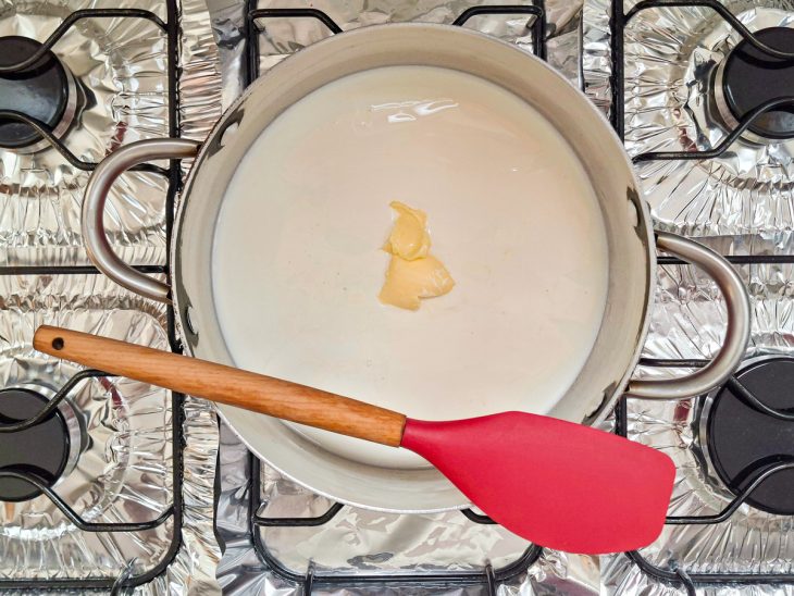 Ingredientes colocados numa panela.