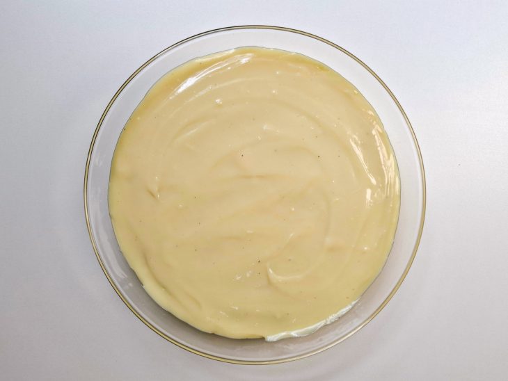 Creme branco despejado sobre as uvas.