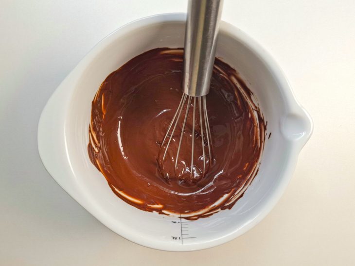 Chocolate derretido num recipiente.