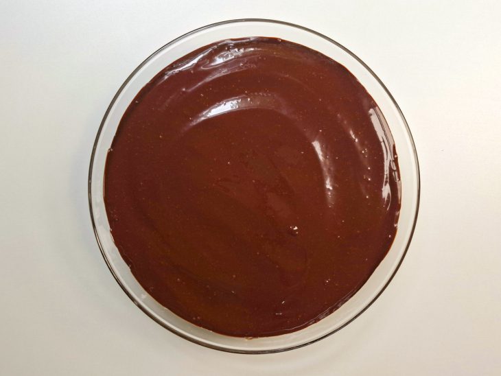 Ganache despejada sobre o creme branco.