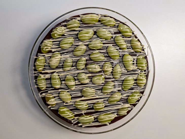 Sobremesa decorada com fios de chocolate branco derretido.