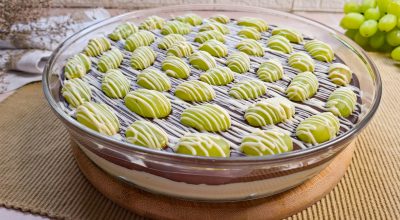 Bombom de uva verde na travessa