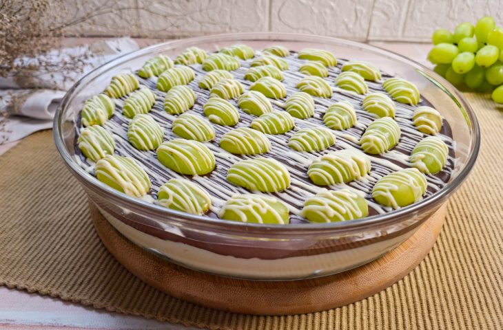Bombom de uva verde na travessa