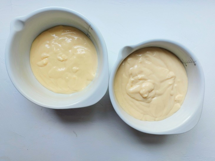 Dois recipiente contendo creme branco.